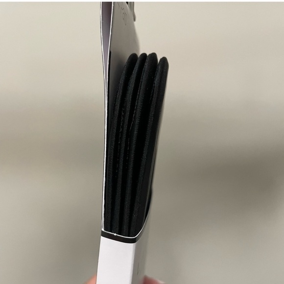 Laundry by Shelli Segal laser cut liners - Picture 4 of 5